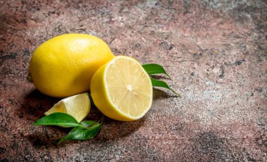 Olgun limon yaprakları ile. Rustik arka plan üzerinde