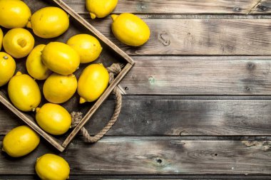 Taze limon içinde belgili tanımlık tepsi. Ahşap arka plan üzerinde