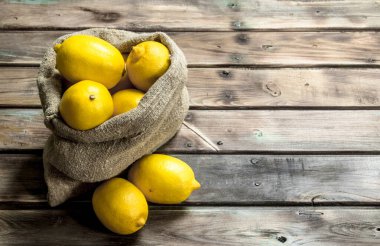 Taze limon yatakta. Ahşap arka plan üzerinde