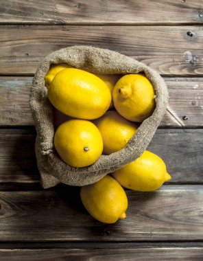 Taze limon yatakta. Ahşap arka plan üzerinde