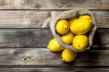 Taze limon yatakta. Ahşap arka plan üzerinde