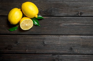 Lezzetli taze limon. Ahşap arka plan üzerinde