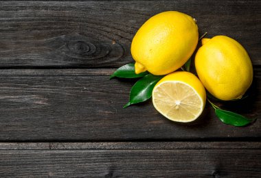 Lezzetli taze limon. Ahşap arka plan üzerinde