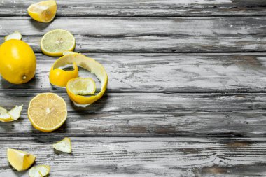 Olgun limon lezzet. Ahşap arka plan üzerinde