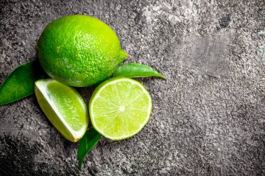 Güzel kokulu Sulu kireç. Rustik arka plan üzerinde