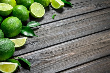 Güzel kokulu yeşil limon. Ahşap arka plan üzerinde