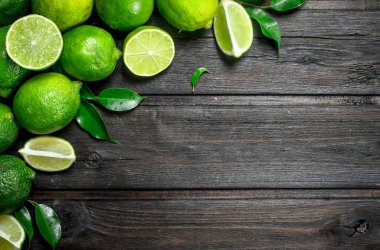 Güzel kokulu yeşil limon. Ahşap arka plan üzerinde