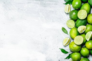 Bütün ve yaprakları ile taze limon parçaları. Rustik arka plan üzerinde