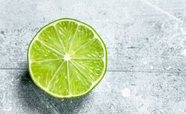 Yarım limon. Rustik arka plan üzerinde