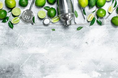Shaker ve taze sulu limon. Rustik arka plan üzerinde