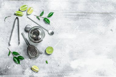 Shaker ve taze sulu limon. Rustik arka plan üzerinde