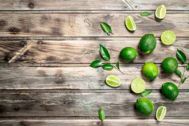 Bütün ve yaprakları ile taze limon parçaları. Ahşap arka plan üzerinde