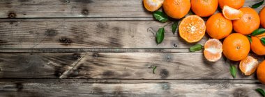 Yarısı ve bütün mandalina. Ahşap arka plan üzerinde