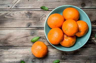 Güzel kokulu mandalina kase. Ahşap arka plan üzerinde