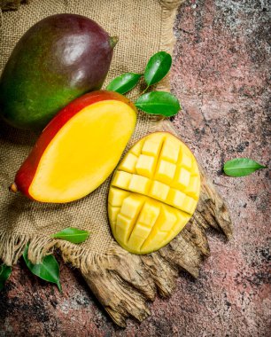 Sulu mango çuval üzerinde. Rustik arka plan üzerinde