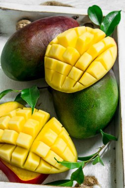 Taze olgun Mango içinde belgili tanımlık tepsi. Üstten Görünüm