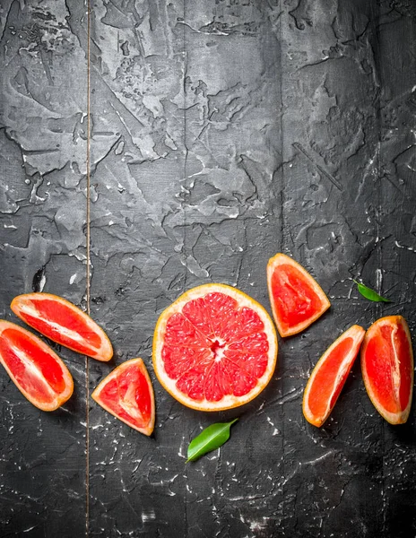 Stukken Van Rijpe Grapefruit Zwarte Rustieke Achtergrond — Stockfoto