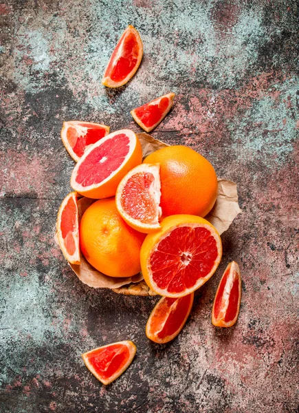 Stock image Ripe grapefruit in the basket. On rustic background