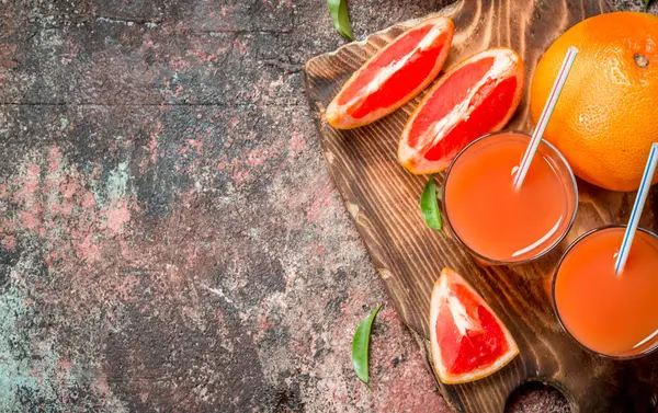 Grapefruitsaft Einem Glas Auf Einem Schneidebrett Auf Rustikalem Hintergrund — Stockfoto