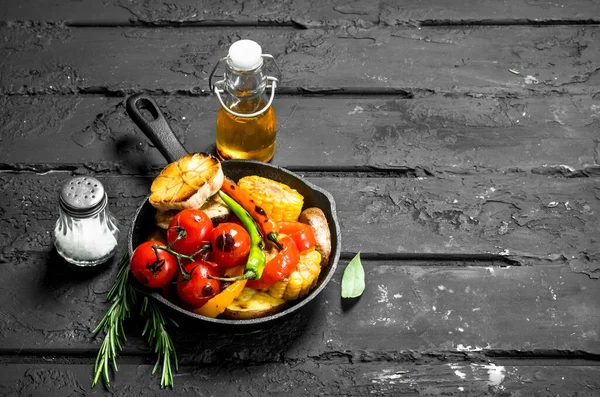 Different Grilled Vegetables Pan Black Rustic Background — Stock Photo, Image