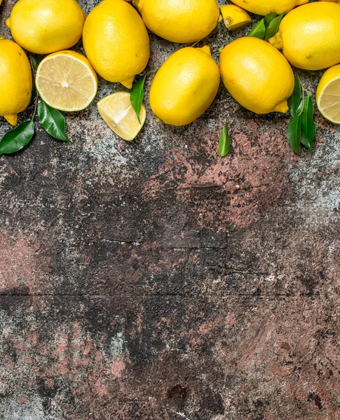 Fragrant Fresh Lemons Leaves Rustic Background — Stock Photo, Image