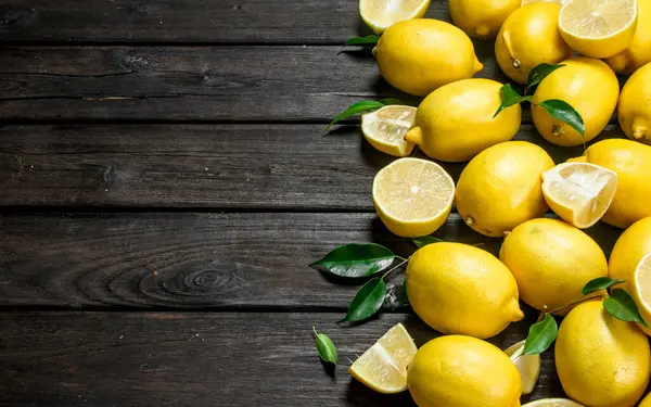 Šťavnaté Kyselé Citrony Listy Černém Pozadí Dřevěná — Stock fotografie