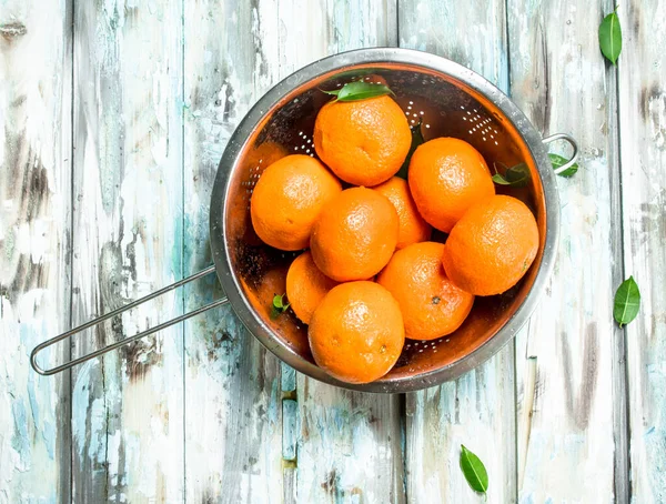 Mandarinas Frescas Num Escorredor Fundo Madeira — Fotografia de Stock