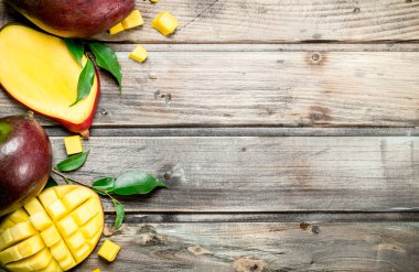 Taze olgun mango. Ahşap arka plan üzerinde