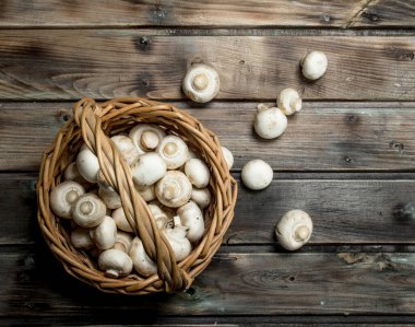 Taze mantar sepeti. Ahşap arka plan üzerinde