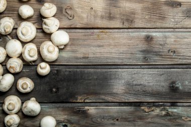 Taze kokulu mantarlar. Ahşap arka planda