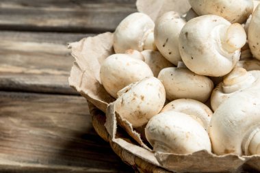 Sepette güzel kokulu mantarlar var. Ahşap arka planda