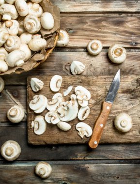 Kesme Tahtasında bıçakla mantar ları kesin. Ahşap arka planda