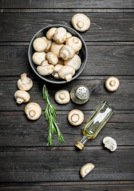 Bir kase biber ve yağ ile güzel kokulu mantar. Siyah ahşap arka plan üzerine