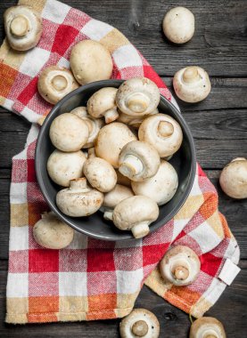 Olgun mantar kase peçete üzerinde. Ahşap arka plan üzerinde