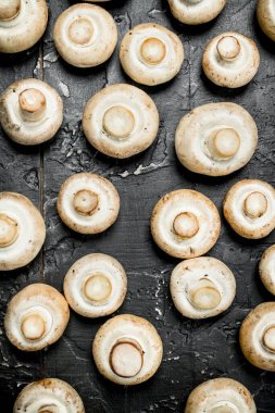 Taze kokulu mantar. Rustik arka plan üzerinde