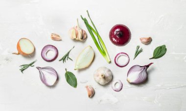 Soğan ve sarımsak ile taze yeşil soğan. Rustik arka plan üzerinde