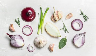 Sarımsak ve biberiye ile soğan parçaları. Beyaz rustik arka plan üzerinde