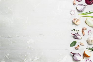 Soğan ve sarımsak ile taze yeşil soğan. Rustik arka plan üzerinde