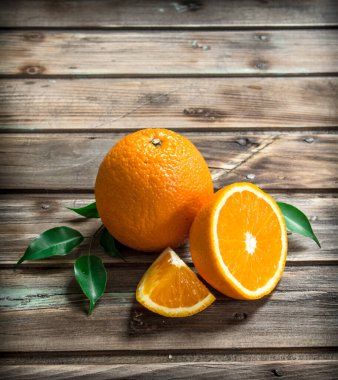 Yaprakları taze portakal. Ahşap arka plan üzerinde