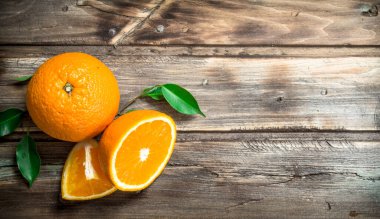 Yaprakları taze portakal. Ahşap arka plan üzerinde