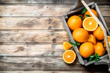 Olgun portakal kutusunda. Ahşap arka plan üzerinde