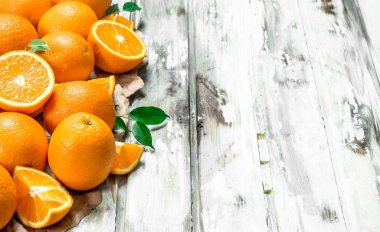 Taze portakal kokusu. Beyaz ahşap arka plan üzerinde