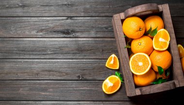 Sulu portakal kutusunda. Siyah ahşap arka plan üzerine