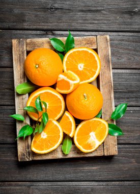 Portakal tepsisinde kesti. Ahşap arka plan üzerinde