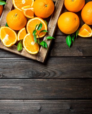 Portakal tepsisinde kesti. Ahşap arka plan üzerinde