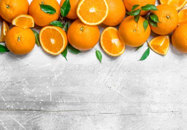 Sulu portakal yaprakları ile. Rustik arka plan üzerinde