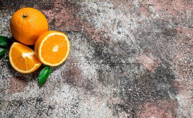 Taze portakal parçaları. Rustik arka plan üzerinde