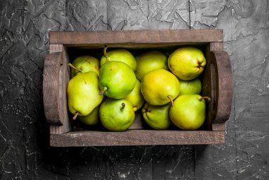 Güzel kokulu olgun armut kutusunda. Rustik siyah arka plan üzerine