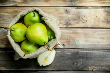 Taze armut yatakta. Ahşap arka plan üzerinde