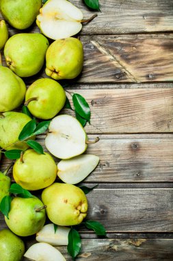 Güzel kokulu olgun armut. Ahşap arka plan üzerinde